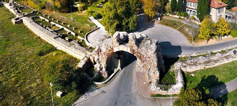 Остатъци от стената и портата на римският град