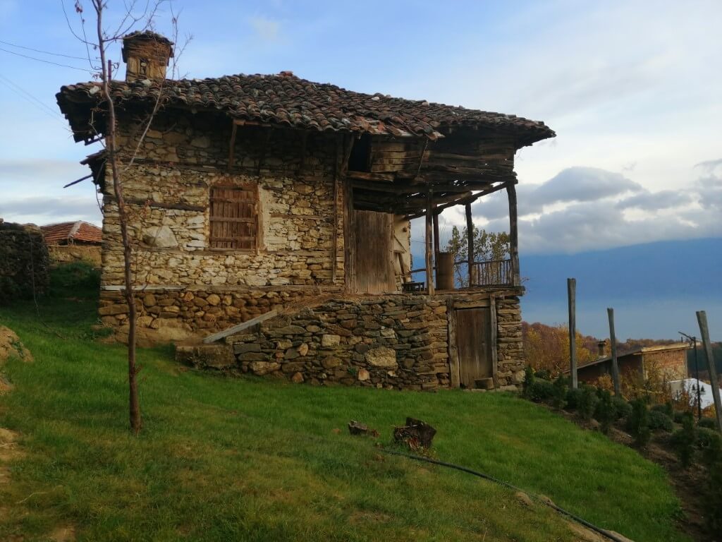 Село долене с типичните за него стари български къщи