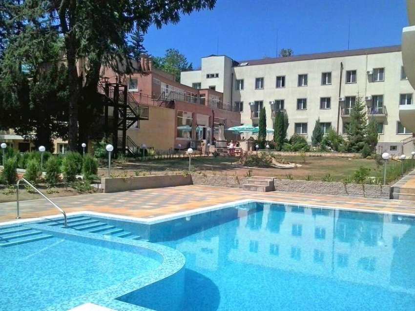 Нощувка на човек със закуска, обяд и вечеря + басейн с минерална вода от хотел Дружба 1, Банкя Нощувка на човек със закуска, обяд и вечеря + басейн с минерална вода от хотел Дружба 1, Банкя