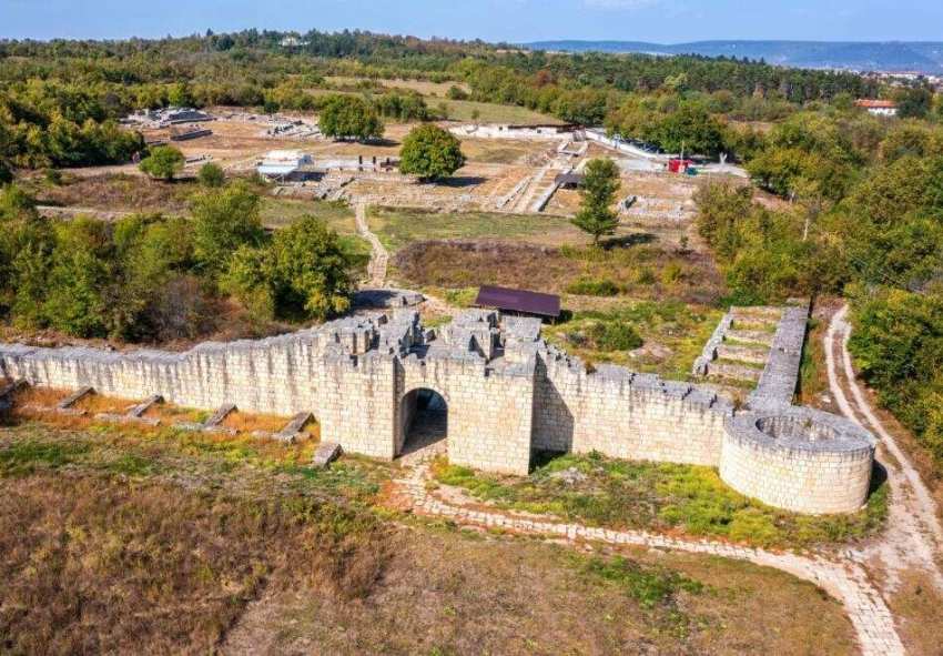 Екскурзия до Плиска, Златни пясъци, Балчик и Велики Преслав! Автобусен транспорт от Плевен + 1 нощувка на човек със закуска и вечеря Екскурзия до Плиска, Златни пясъци, Балчик и Велики Преслав! Автобусен транспорт от Плевен + 1 нощувка на човек със закуска и вечеря