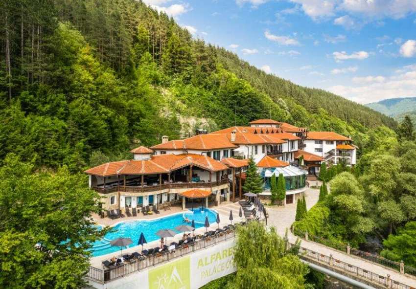 Есен в Чифлика! Нощувка за двама със закуска и вечеря + 2 минерални басейна и релакс зона в обновения хотел Алфарезорт Палас**** Есен в Чифлика! Нощувка за двама със закуска и вечеря + 2 минерални басейна и релакс зона в обновения хотел Алфарезорт Палас****