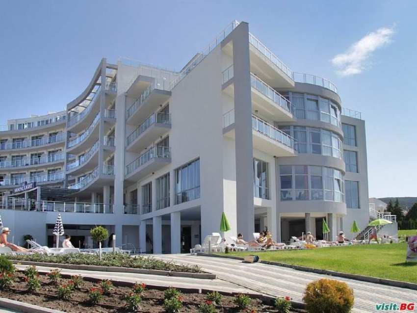 Лукс ваканция в Свети Влас първа линия, All Inclusive след 31.08 в хотел Лунна пътека