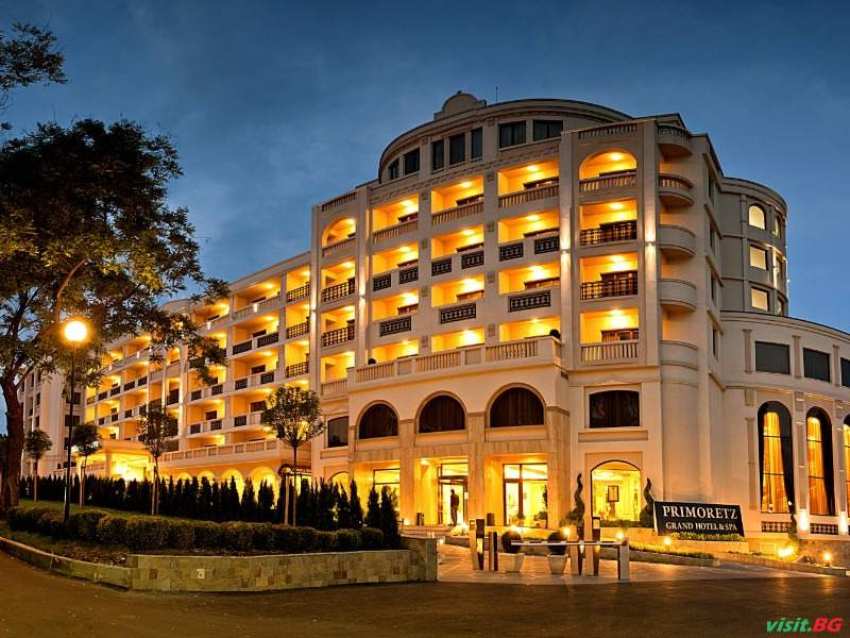 Петзвезден Новогодишен празник в Бургас, стая за двама с Празнична вечеря в Гранд хотел Приморец