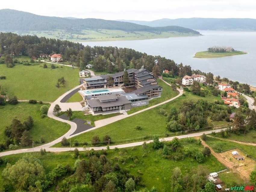 Нов хотел на брега на Язовир Батак, Уикенд за двама полупансион в Grande Vista Resort and Spa, Цигов Чарк