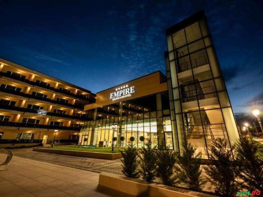 Лукс Нова Година в Хисаря, 3 дни за двама с Празнична програма в Empire Balneo and Spa Hotel