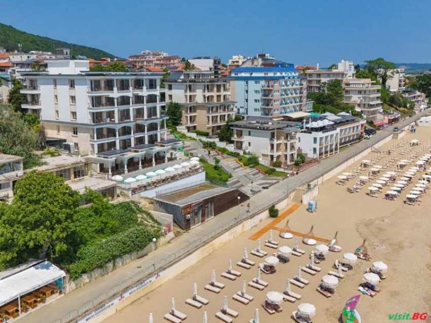 На първа линия в Нов хотел за 2026, Ultra All Inclusive с плаж до 03.07 в Хотел La Boheme, Обзор