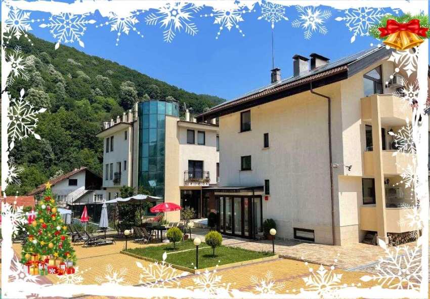  Коледа в Рибарица! 3 нощувки за 29 човека + ползване на помещение с оборудвана кухня, външно барбекю и музикална уредба в хотел Зорница 