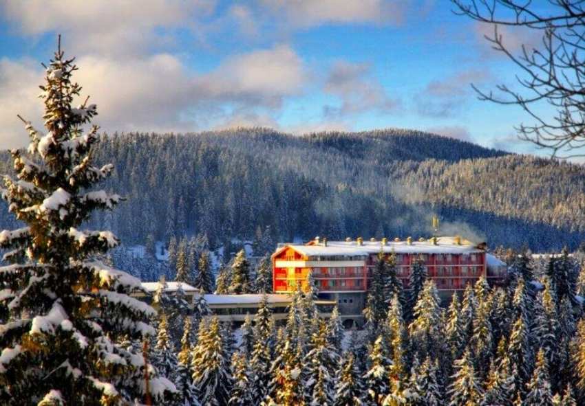  На ски в Пампорово! Нощувка на човек със закуска в хотел Преспа 