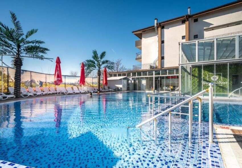 Нощувка на човек със закуска и вечеря + 3 процедури на ден + минерален басейн в Хотел Царска баня, гр. Баня край Карлово Нощувка на човек със закуска и вечеря + 3 процедури на ден + минерален басейн в Хотел Царска баня, гр. Баня край Карлово