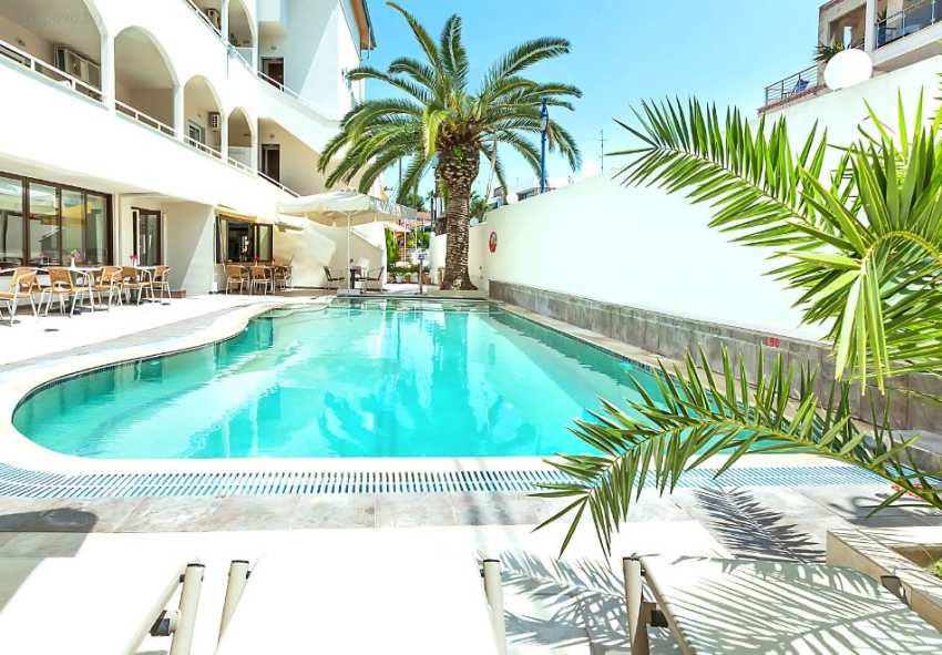  На 200м. от плажа в Elinotel Polis Hotel, Ханиоти, Гърция! Нощувка за ДВАМА със закуска и вечеря + басейн 
